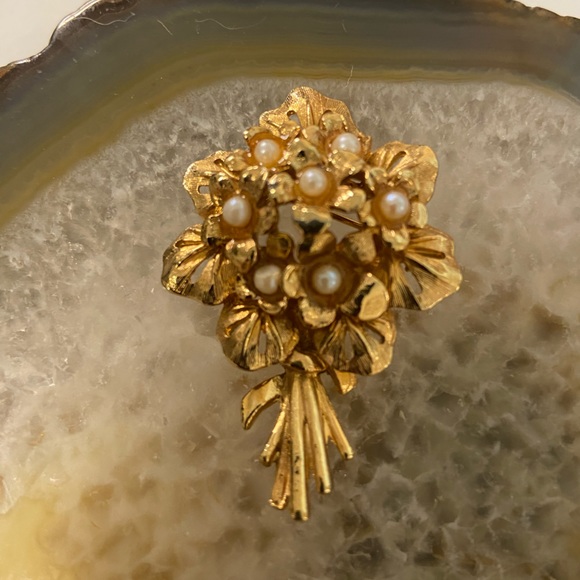 American Vintage Jewelry - Vintage golden floral w Pearl brooch vintage